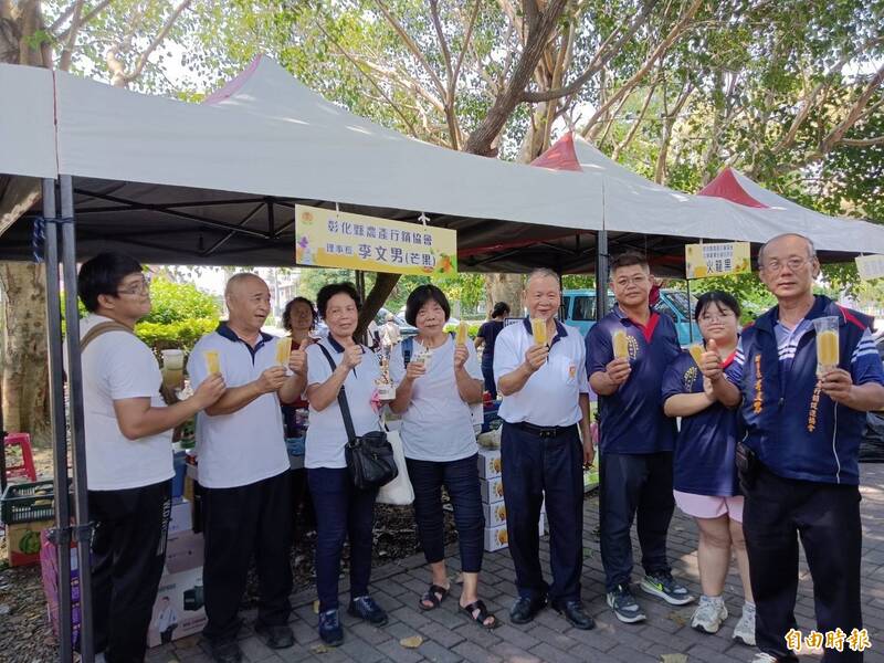 民眾拿到金蜜芒果冰棒,大喊讚啦。(記者顏宏駿攝) 民眾拿到金蜜芒果冰棒,大喊讚啦。(記者顏宏駿攝)