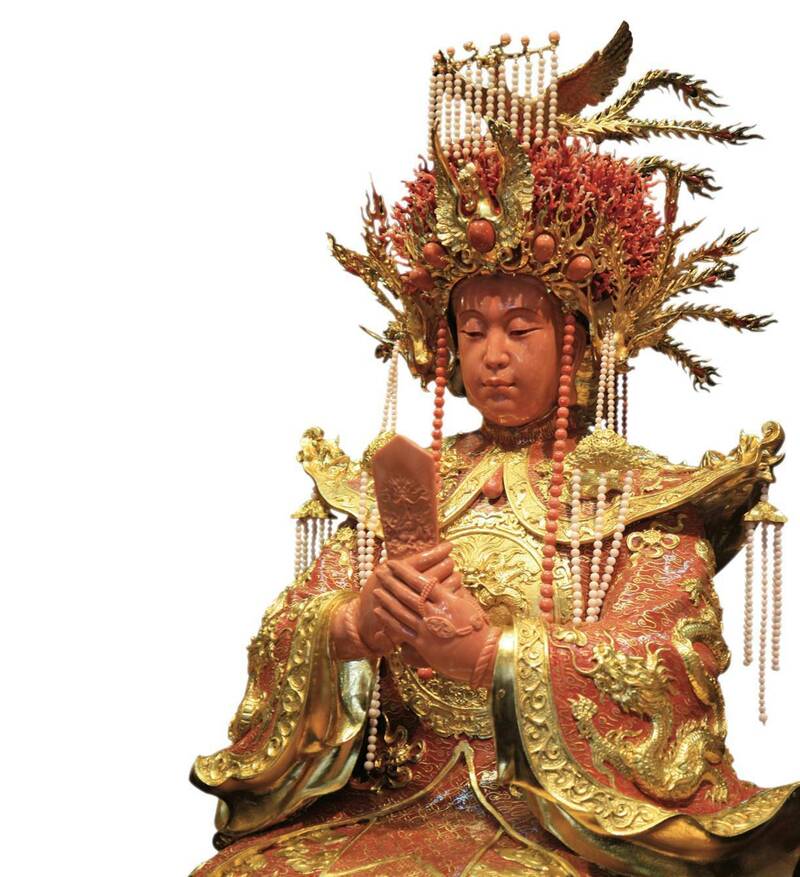 南方澳進安宮獨一無二的寶石珊瑚媽祖,重達600公斤,全身用珊瑚寶石與黃金打造。(廟方提供) 南方澳進安宮獨一無二的寶石珊瑚媽祖,重達600公斤,全身用珊瑚寶石與黃金打造。(廟方提供)