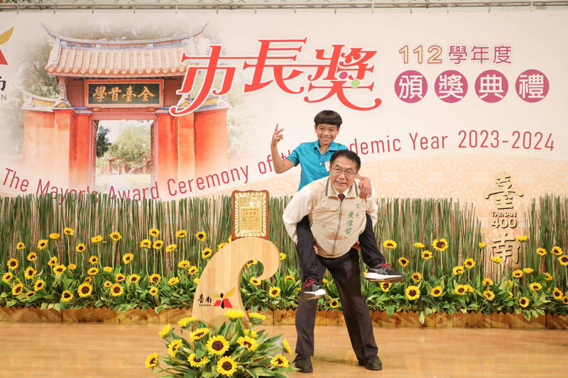 市長獎頒獎典禮,市長黃偉哲當起「市長爸」,讓學生當馬背開心騎。(台南市府提供) 市長獎頒獎典禮,市長黃偉哲當起「市長爸」,讓學生當馬背開心騎。(台南市府提供)