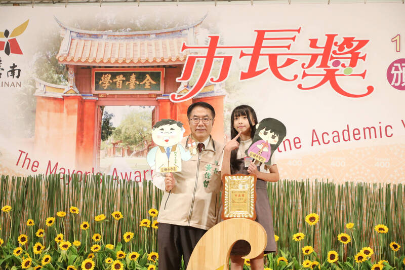 「市長陪你拍」市長獎頒獎典禮,市長黃偉哲(左)與學生擺可愛表情。(台南市府提供) 「市長陪你拍」市長獎頒獎典禮,市長黃偉哲(左)與學生擺可愛表情。(台南市府提供)