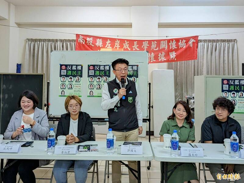 民進黨立委沈伯洋（右起）、羅好意思玲、郭國文、新北市議員黃淑君，應南投縣議員沈夙崢（左一）之邀，到南投進行反藍白國會擴權座談。（記者劉濱銓攝）