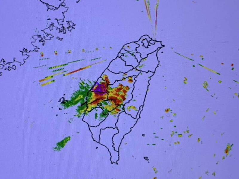 氣象署官網台灣彰化上空一片紅。 （民眾提供）