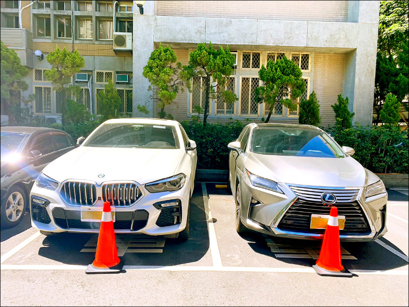 檢調查扣黃凱的LEXUS RX200及BMW X6高級休旅車。（最高檢提供）