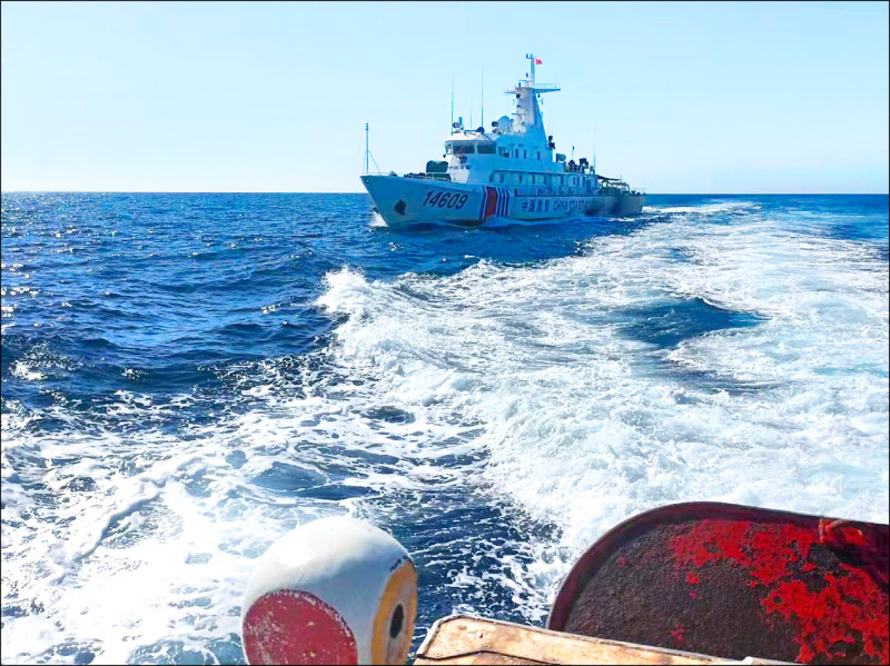 中國海警船昨又對我在公海作業的漁船，進行跟隨、廣播驅離。（漁民提供）