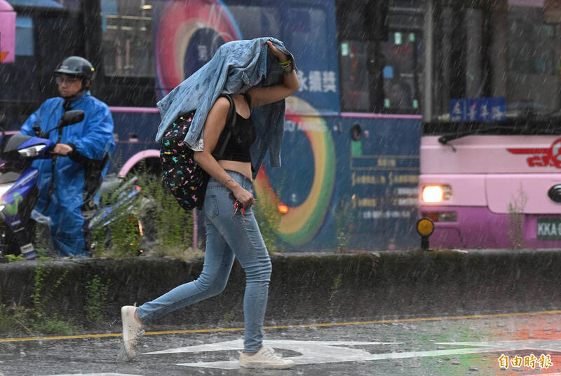 中央氣象署6日下昼3點10分針對新北市、桃園市、新竹縣、苗栗縣、台中市、南投縣、雲林縣、嘉義縣市、台南市、高雄市、屏東縣等12縣市發布大雨特報。暗意圖。（資料照，記者廖振輝攝）