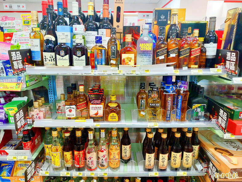 
Bottles of liquor are pictured on the shelf of a convenience store in Changhua County on June 11 last year. Warning: Excessive consumption of alcohol can damage your health.
Photo: Chen Kuan-pei, Taipei Times