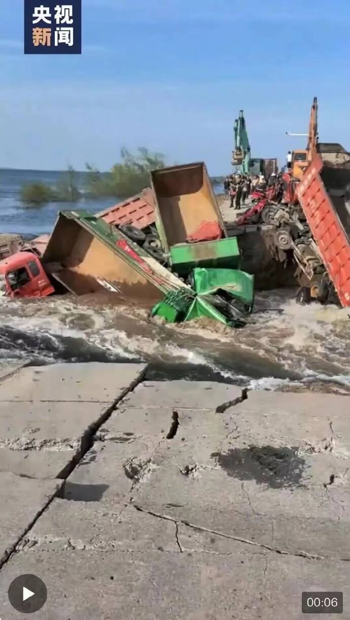 有些砂石車承受不住強勁的水流被沖走。（圖擷取自微博）