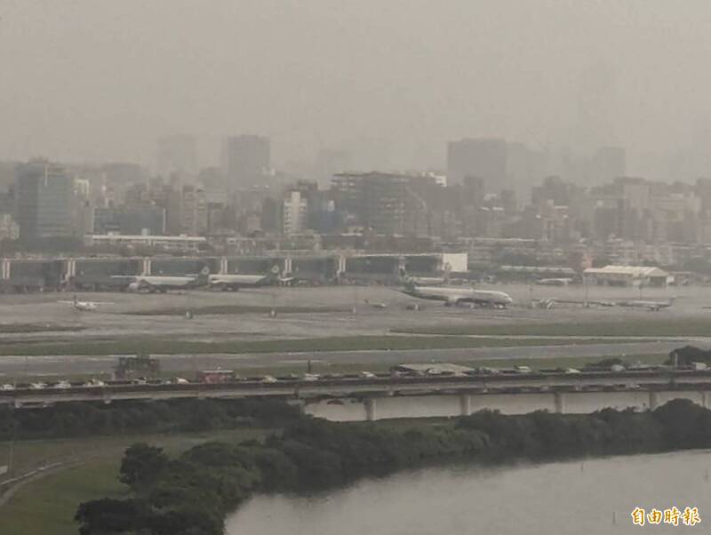 民航局今天指出，受豪大雨影響，松山機場今天中午12時53分起暫停地面作業，部分航班可能因此延誤。示意圖。（資料照）