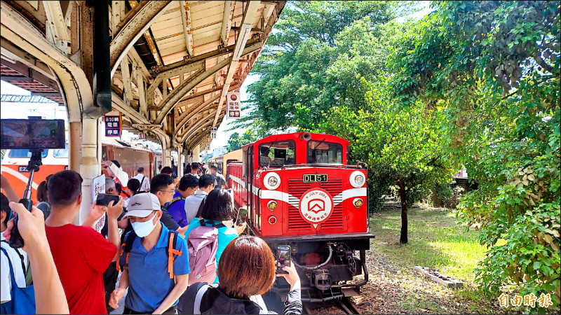 阿里山林鐵阿里山號發車。（記者林宜樟攝）