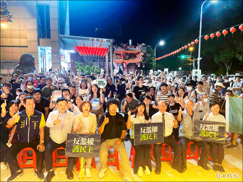 立委沈伯洋(前左四)、何欣純(前左三)、莊瑞雄(前左二)、台中市議員謝家宜(前右四),昨晚在福隆宮進行反濫權護民主宣講。(記者黃旭磊攝) 立委沈伯洋(前左四)、何欣純(前左三)、莊瑞雄(前左二)、台中市議員謝家宜(前右四),昨晚在福隆宮進行反濫權護民主宣講。(記者黃旭磊攝)
