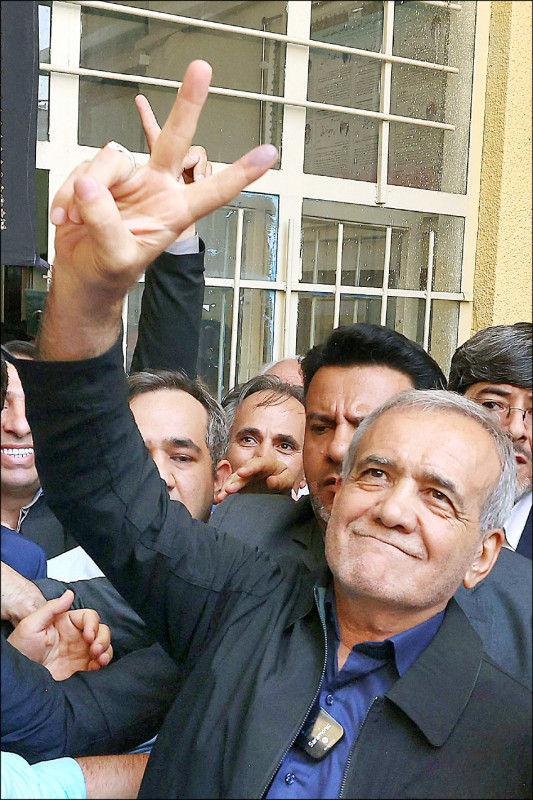 伊朗改革派的裴澤斯基安當選為新任總統，可望推動較溫和的國內政策和外交政策。（法新社）