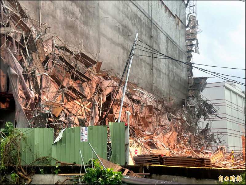 位於雲林斗六福懋科技公司昨日下午發生新廠房擴建工程鷹架倒塌意外，造成兩人死亡三人受傷。（記者李文德攝）