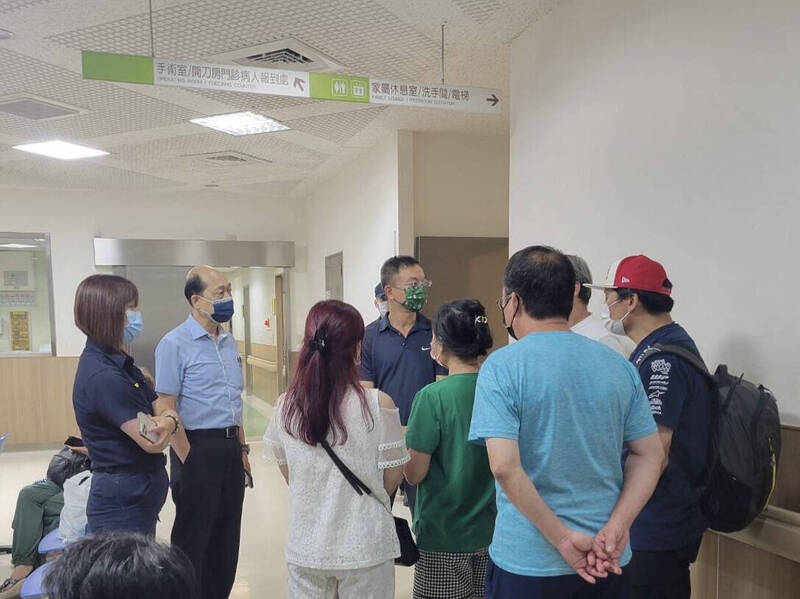 五分局長劉其賢關心劉員狀況,今天上午到醫院探視。(警方提供) 五分局長劉其賢關心劉員狀況,今天上午到醫院探視。(警方提供)
