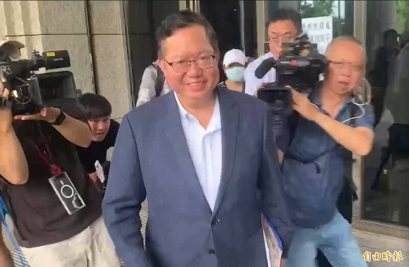 鄭文燦因涉嫌收賄,完成具保手續後,微笑步出法院。(記者余瑞仁攝) 鄭文燦因涉嫌收賄,完成具保手續後,微笑步出法院。(記者余瑞仁攝)