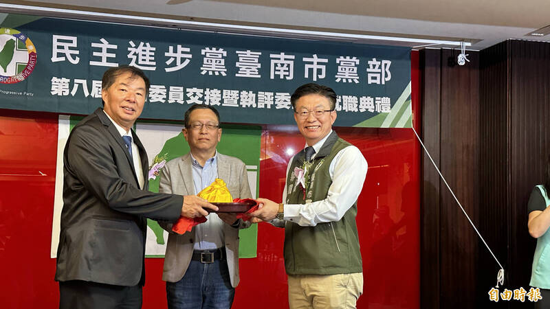 立委、民進黨台南市黨部主委郭國文(右)打示,不論國民黨、民眾黨、民進黨,都要尊重司法。(記者劉婉君攝) 立委、民進黨台南市黨部主委郭國文(右)打示,不論國民黨、民眾黨、民進黨,都要尊重司法。(記者劉婉君攝)
