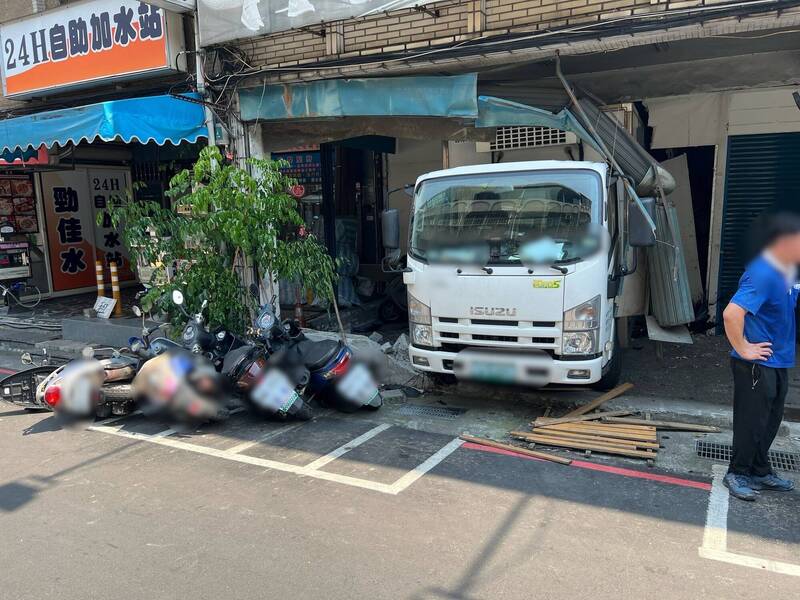 貨車撞進民宅1樓店面。（記者徐聖倫翻攝）