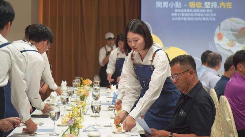 高餐大學生在宴會上展現服務訓練成果。（圖由高餐大提供）