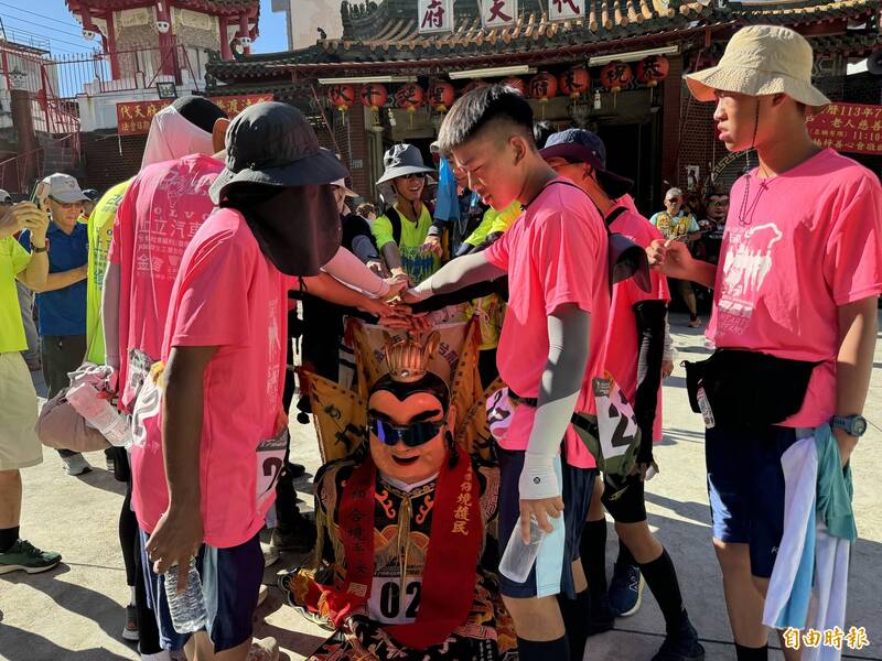 出發前,學生疊掌一同疊掌呼口號打氣!(記者許麗娟攝) 出發前,學生疊掌一同疊掌呼口號打氣!(記者許麗娟攝)