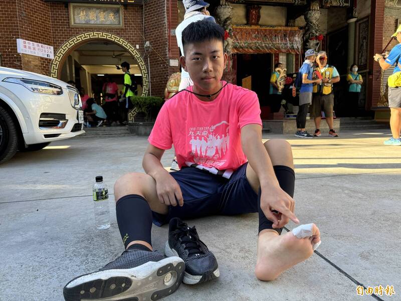 儀隊隊長洪振傑秀出長水泡包紮後的腳。(記者許麗娟攝) 儀隊隊長洪振傑秀出長水泡包紮後的腳。(記者許麗娟攝)