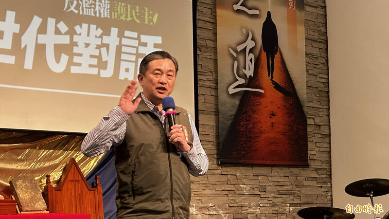 立委王定宇批藍白兩黨,只叫還沒有被起訴也沒有被收押的鄭文燦辭職,卻忘了回頭看自家有許多公職人員涉貪遭到起訴卻仍未辭職。(記者劉婉君攝) 立委王定宇批藍白兩黨,只叫還沒有被起訴也沒有被收押的鄭文燦辭職,卻忘了回頭看自家有許多公職人員涉貪遭到起訴卻仍未辭職。(記者劉婉君攝)