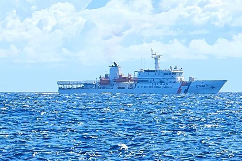 我海巡台東艦監控中國科考船。(軍事粉專「Taiwan ADIZ」提供) 我海巡台東艦監控中國科考船。(軍事粉專「Taiwan ADIZ」提供)