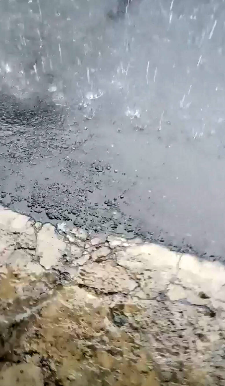 草屯鎮7日下午下大雷雨夾帶冰雹,冰雹白白的顆粒引起鎮民的注意。(楊凱翔提供) 草屯鎮7日下午下大雷雨夾帶冰雹,冰雹白白的顆粒引起鎮民的注意。(楊凱翔提供)