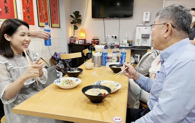 地方人士指出,徐巧芯(左)和柯文哲(右)選前涼麵店行程,就是信義區景勤里長王雷凱牽線。(資料照,擷自徐巧芯臉書) 地方人士指出,徐巧芯(左)和柯文哲(右)選前涼麵店行程,就是信義區景勤里長王雷凱牽線。(資料照,擷自徐巧芯臉書)