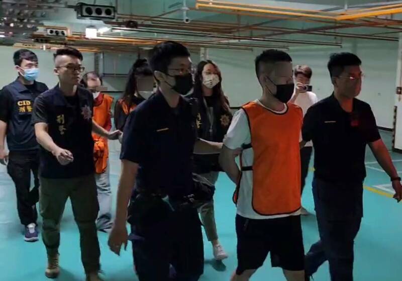 高市美術館特區豪宅傳出衣櫃藏屍命案,涉嫌殺人的陳姓男子(前)和協助洗屍、藏屍的陳男姊姊(中)、陳姊友人呂男(後)遭檢方聲押禁見。(記者黃佳琳翻攝) 高市美術館特區豪宅傳出衣櫃藏屍命案,涉嫌殺人的陳姓男子(前)和協助洗屍、藏屍的陳男姊姊(中)、陳姊友人呂男(後)遭檢方聲押禁見。(記者黃佳琳翻攝)