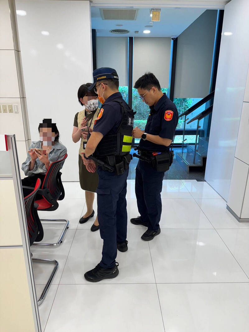 幸機警行員與員警聯手阻詐，保住蘇女辛苦積蓄。（警方提供）