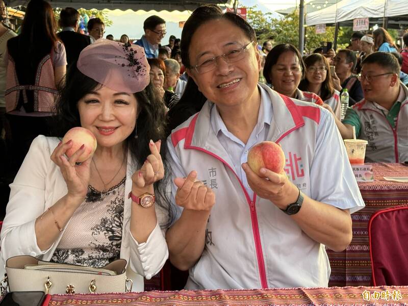 桃園市長張善政偕妻子張琦雅推廣香甜多汁的拉拉山水蜜桃。(記者李容萍攝) 桃園市長張善政偕妻子張琦雅推廣香甜多汁的拉拉山水蜜桃。(記者李容萍攝)