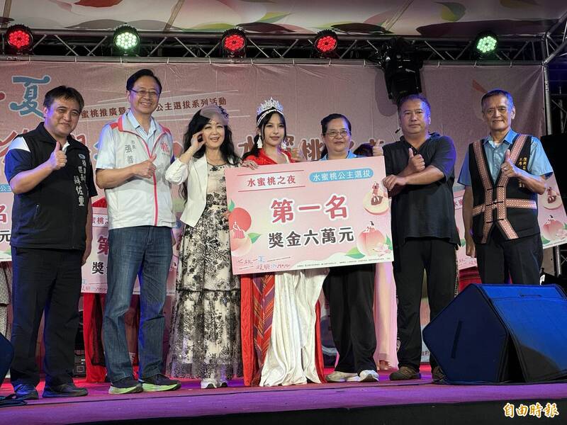 桃園市長張善政(左2)偕妻子揭曉「2024年水蜜桃公主」選拔第1名簡筱娟(右3),左1為復興區長蘇佐璽。(記者李容萍攝) 桃園市長張善政(左2)偕妻子揭曉「2024年水蜜桃公主」選拔第1名簡筱娟(右3),左1為復興區長蘇佐璽。(記者李容萍攝)