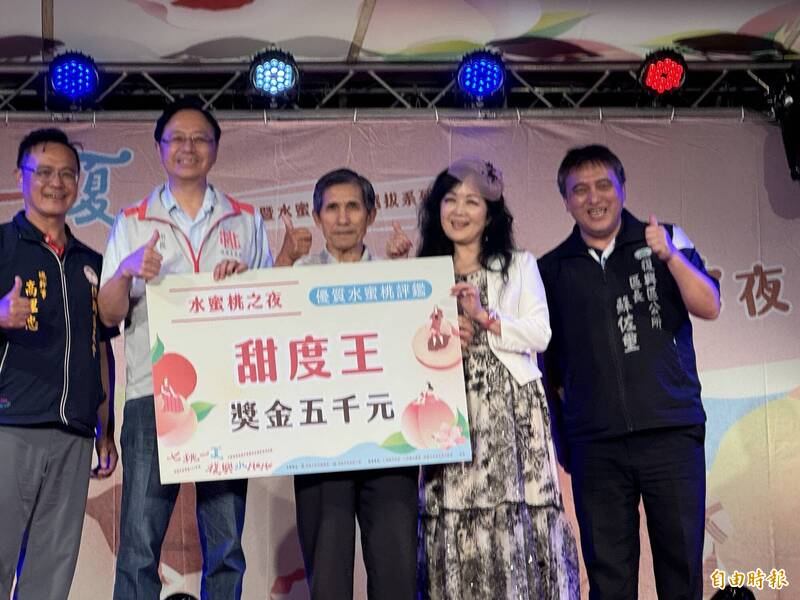 水蜜桃評鑑結果、「甜度王」黃正勇。(記者李容萍攝) 水蜜桃評鑑結果、「甜度王」黃正勇。(記者李容萍攝)
