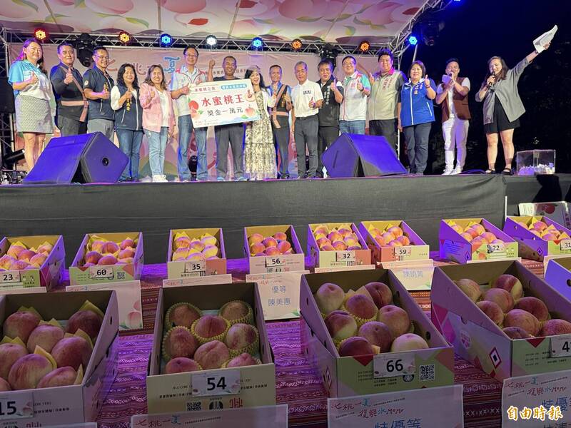 水蜜桃評鑑結果「水蜜桃王」邱永生抱走大獎。(記者李容萍攝) 水蜜桃評鑑結果「水蜜桃王」邱永生抱走大獎。(記者李容萍攝)