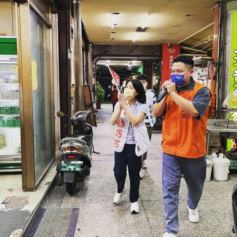 台北市信義區景勤里里長王雷凱(右)罷免案,有人解讀是罷免立委徐巧芯(左)的前哨站。(截圖自王雷凱臉書) 台北市信義區景勤里里長王雷凱(右)罷免案,有人解讀是罷免立委徐巧芯(左)的前哨站。(截圖自王雷凱臉書)