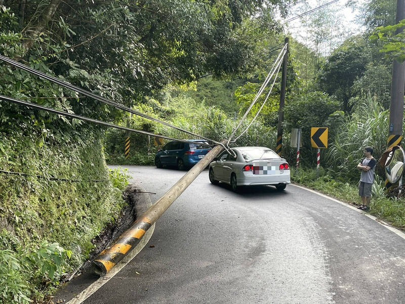 事故車輛暴雨中失控撞斷電桿等，造成交通受阻。（橫山警分局提供）