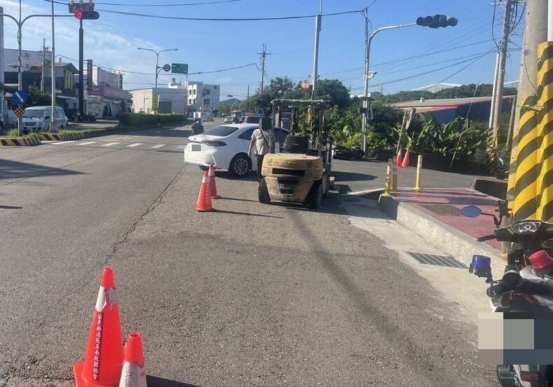 堆高機未依規定請領臨時通行證即行駛道路，違反交通法規。（警方提供）