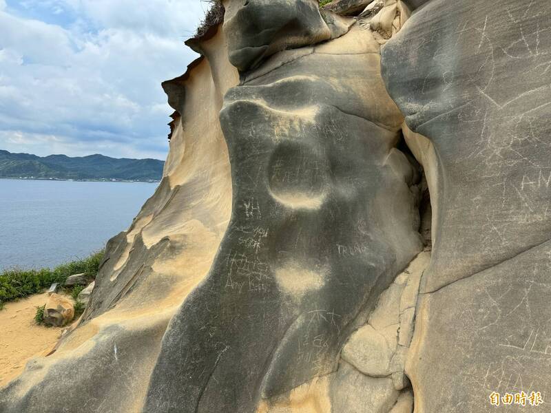 新北市萬里區「維納斯海岸駱駝峰」地質景觀宜人，7月6日有民眾光天化日爬上駱駝峰刻字，還大言不慚說「應該帶電鑽來刻字……」。（記者俞肇福攝）