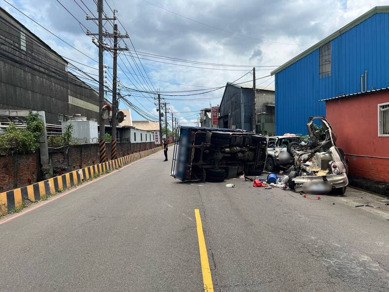 貨車失控撞爛路邊轎車。（記者徐聖倫翻攝）