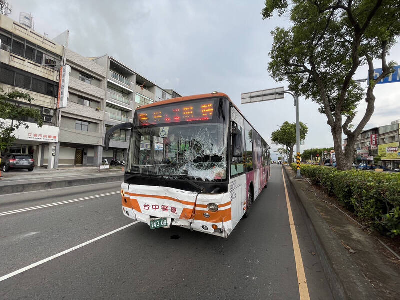 公車車頭凹陷變形、擋風玻璃破損。（圖由民眾提供）