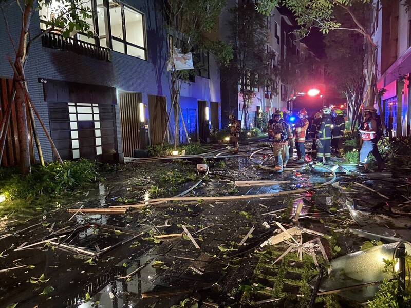 台南市安南區發生疑似瓦斯氣爆住宅火警，巨響震碎玻璃現場滿目瘡痍。（民眾提供）