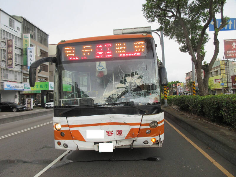 公車車頭凹陷變形、擋風玻璃破損。（民眾提供）