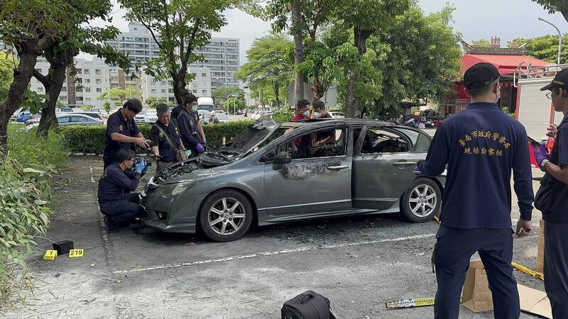 南市區漁會理事長林士傑今天遭槍擊身亡，警方初步研判槍手為1人犯案，事先掌握林士傑作息到場埋伏，犯案後跑離現場取車，再換裝棄車縱火滅證，計畫相當縝密。圖為警方在台南南區新建路一處停車場找到疑遭槍手放火燒毀滅證的的犯案車輛。（民眾提供）