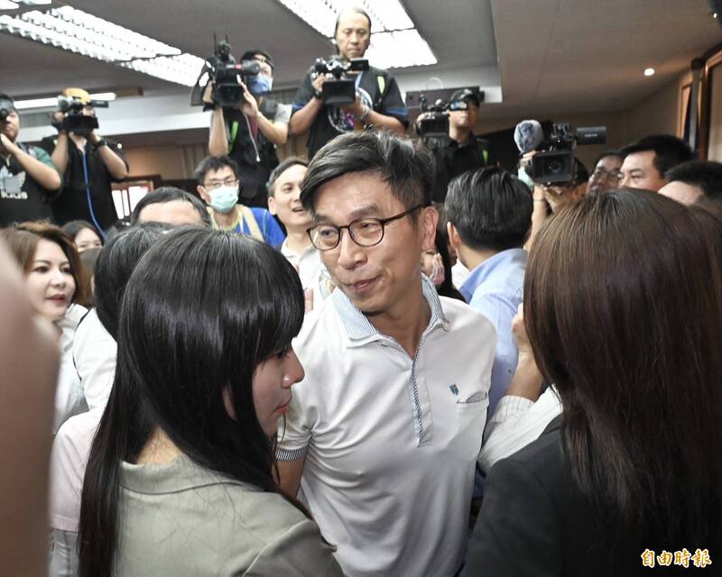 鍾佳濱(中)、黃捷(左)被藍委控半夜躲會議室。(記者塗建榮攝) 鍾佳濱(中)、黃捷(左)被藍委控半夜躲會議室。(記者塗建榮攝)