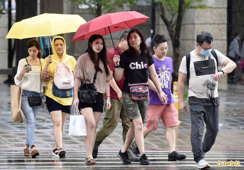 氣象署提醒，週二部分地區午後要留心雷雨與伴隨的短延時強降雨。（資料照）