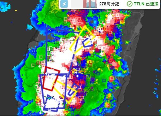 氣象署已經針對全台17縣市發布大雨特報,高達13縣市有大雷雨即時訊息,閃電蓋全台畫面曝光。(圖擷自天氣風險公司臉書) 氣象署已經針對全台17縣市發布大雨特報,高達13縣市有大雷雨即時訊息,閃電蓋全台畫面曝光。(圖擷自天氣風險公司臉書)