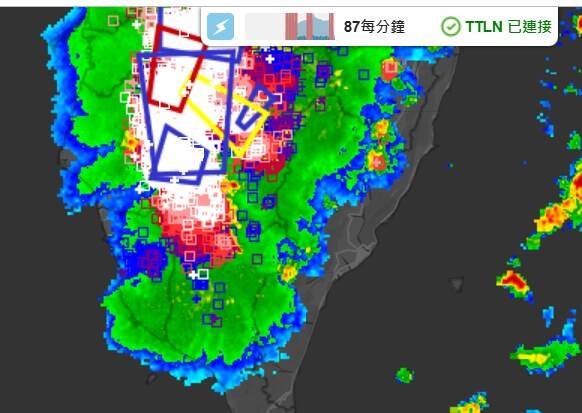 氣象署已經針對全台17縣市發布大雨特報,高達13縣市有大雷雨即時訊息,閃電蓋全台畫面曝光。(圖擷自天氣風險公司臉書) 氣象署已經針對全台17縣市發布大雨特報,高達13縣市有大雷雨即時訊息,閃電蓋全台畫面曝光。(圖擷自天氣風險公司臉書)