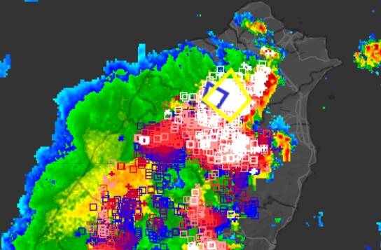 氣象署已經針對全台17縣市發布大雨特報,高達13縣市有大雷雨即時訊息,閃電蓋全台畫面曝光。(圖擷自天氣風險公司臉書) 氣象署已經針對全台17縣市發布大雨特報,高達13縣市有大雷雨即時訊息,閃電蓋全台畫面曝光。(圖擷自天氣風險公司臉書)