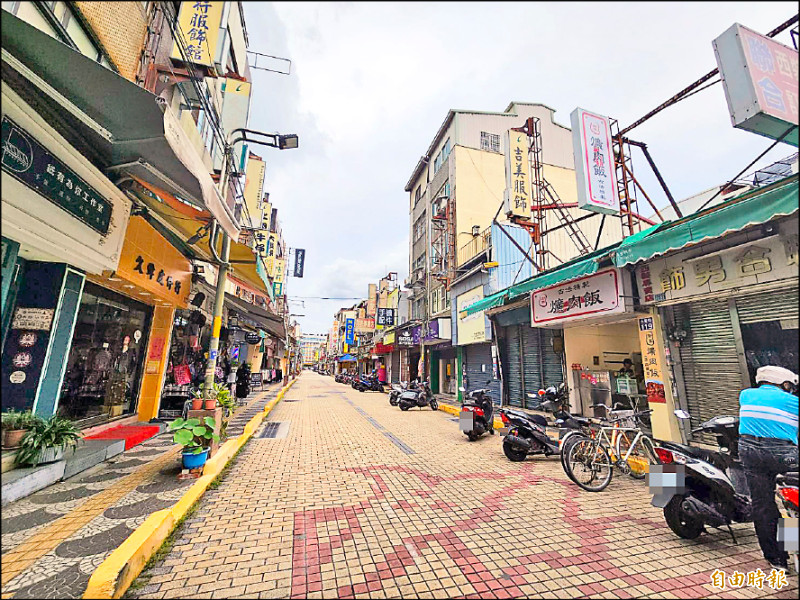 彰化市永樂街曾經有風光歲月，隨著美食小吃進駐，彰化市長林世賢看到帶來轉型的曙光。（記者劉曉欣攝）