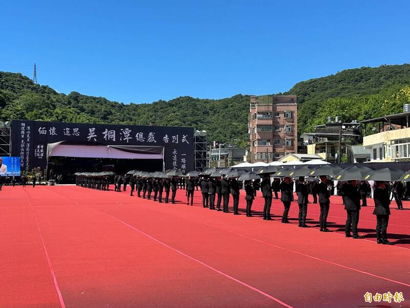 太陽聯盟精神領袖吳桐潭今日舉行告別式，會場占地廣闊，禮賓人員一早已就位。（記者吳昇儒攝）