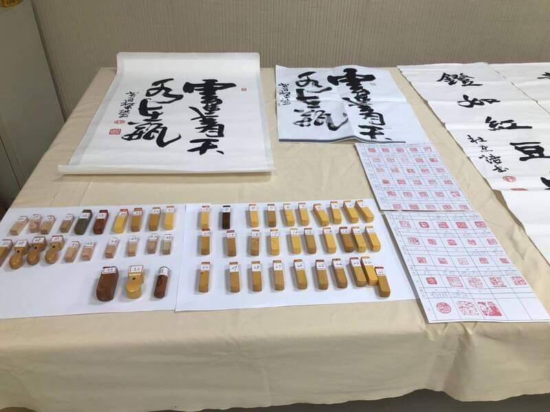 男子孫永光、莊增福涉嫌仿冒杜忠誥及李轂摩兩位大師的書法作品，並在網上販賣被起訴。（記者陳彩玲翻攝）